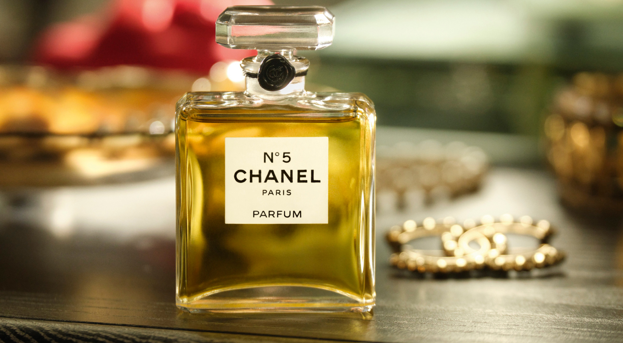Frasco do perfume Chanel N°5 com sua etiqueta característica