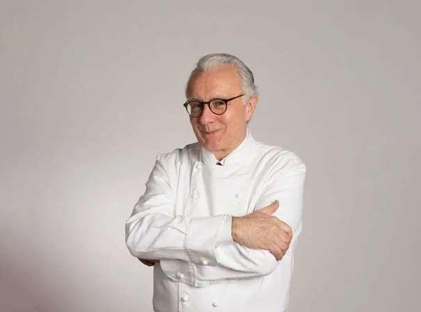 Alain Ducasse em sua cozinha