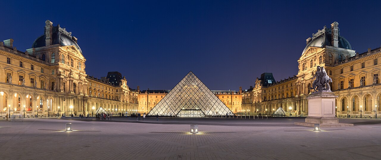 Pirâmide de vidro do Louvre vista do pátio