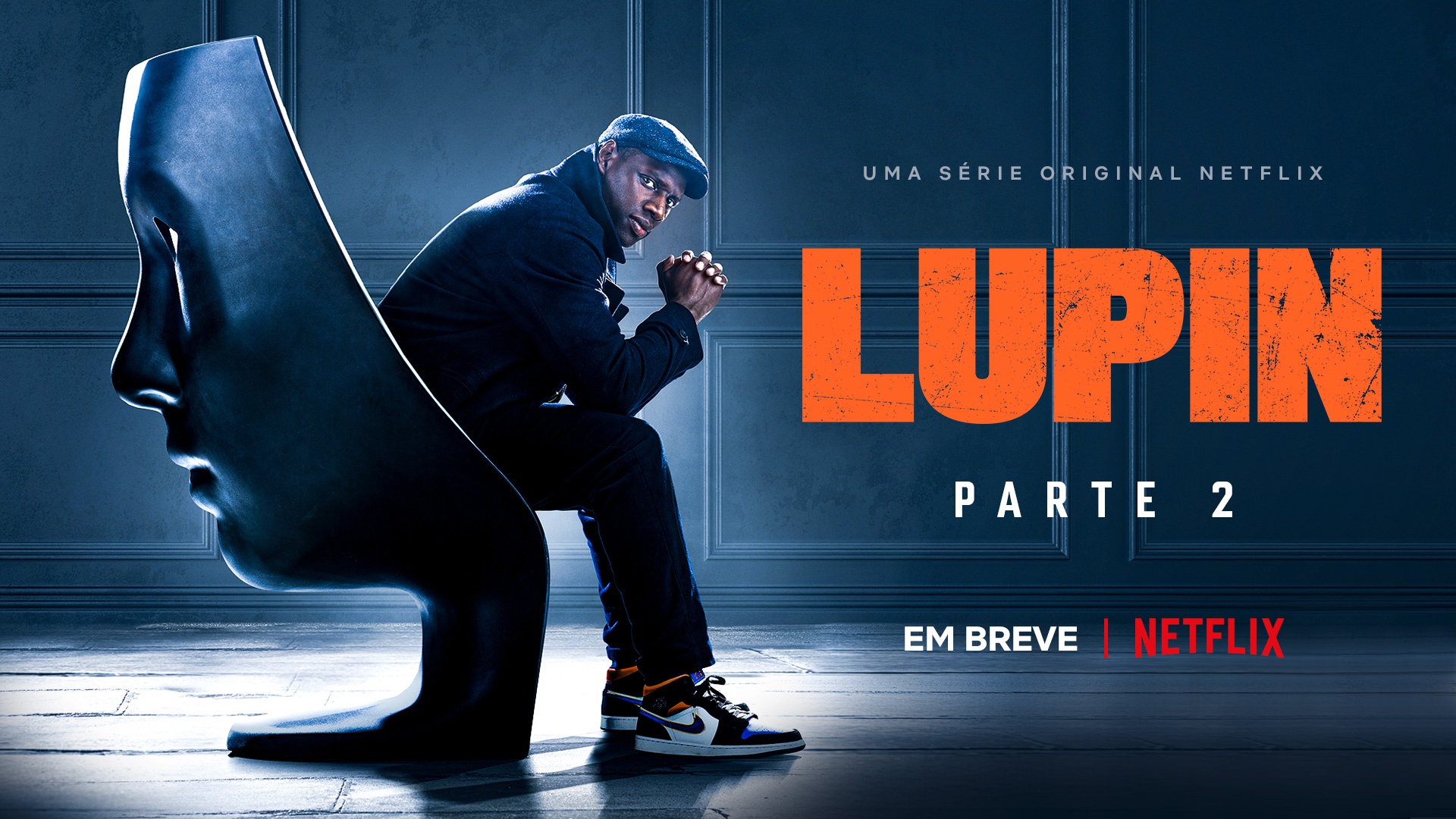 Cena tipo Lupin com homem de chapéu olhando o Louvre à noite