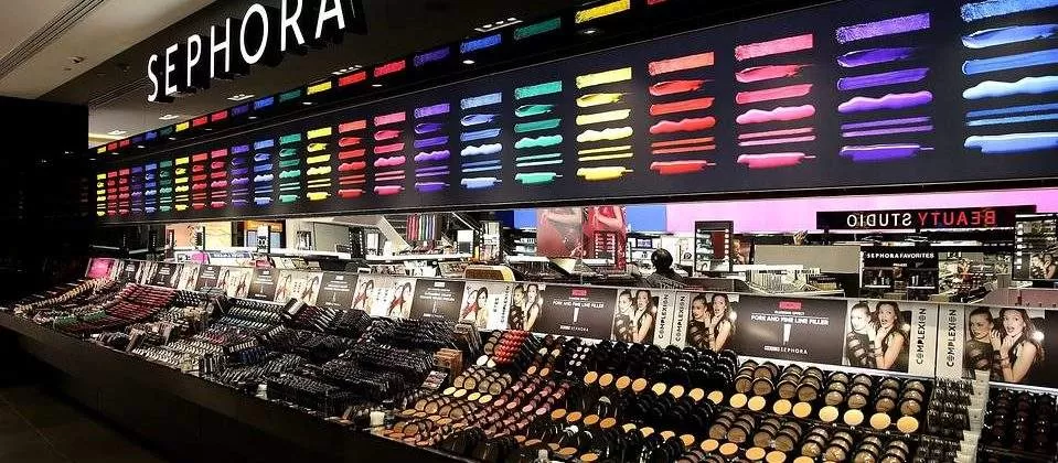 Loja Sephora com prateleiras de cosméticos