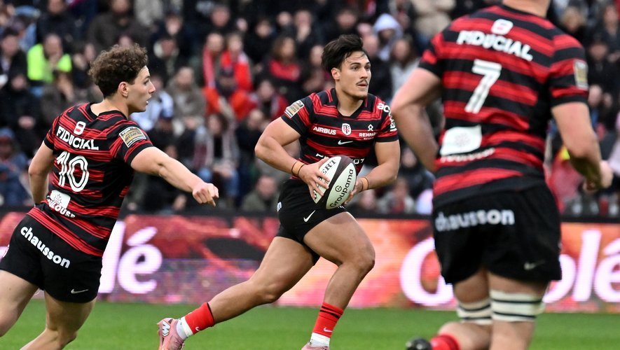 Estádio de rugby cheio com torcida em vermelho e preto