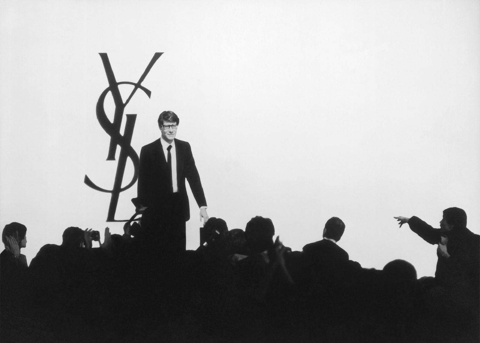 Yves Saint Laurent jovem em seu ateliê